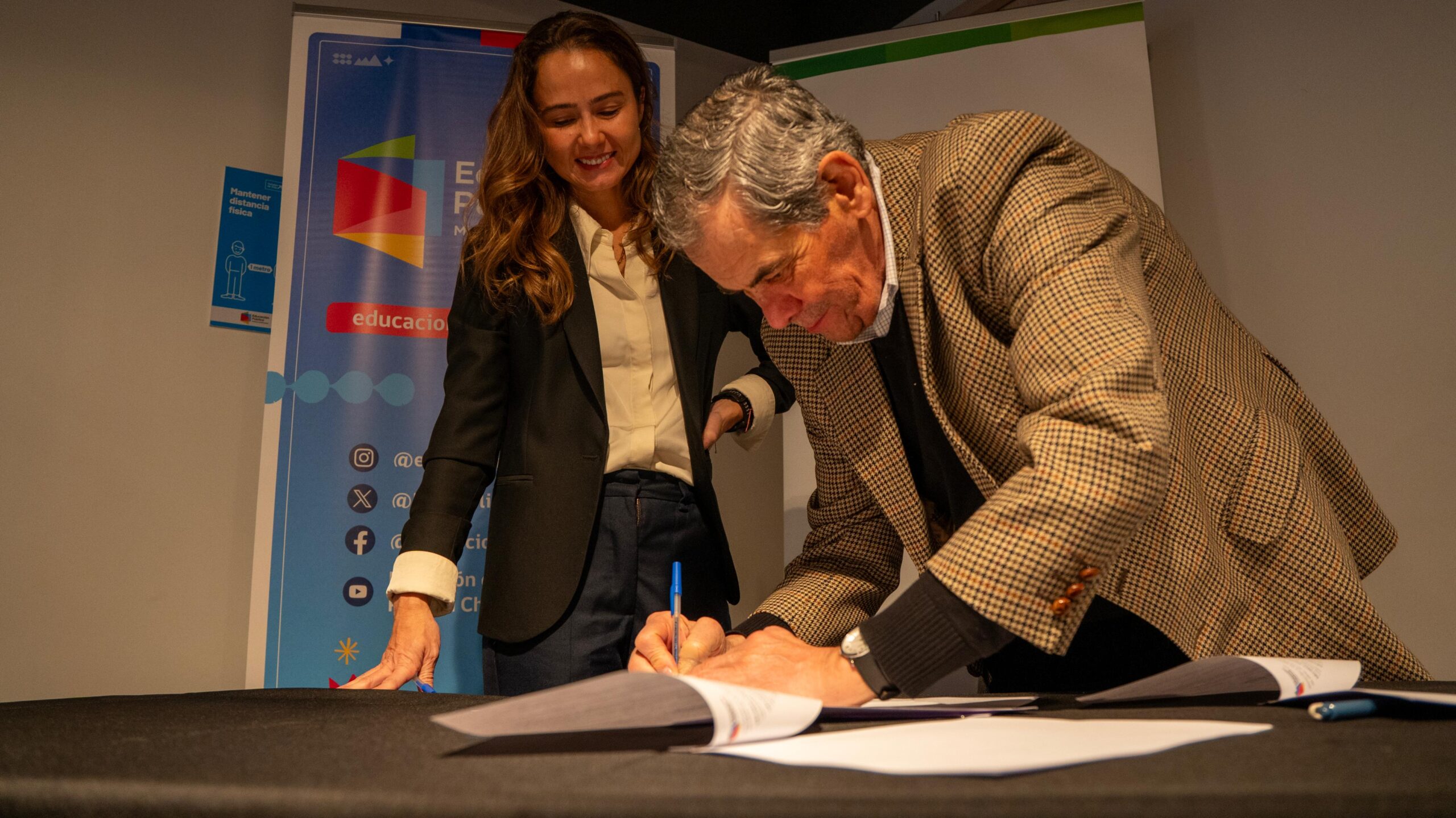 Fundación CMPC y Dirección de Educación Pública firman convenio clave para impulsar la educación en la primera infancia