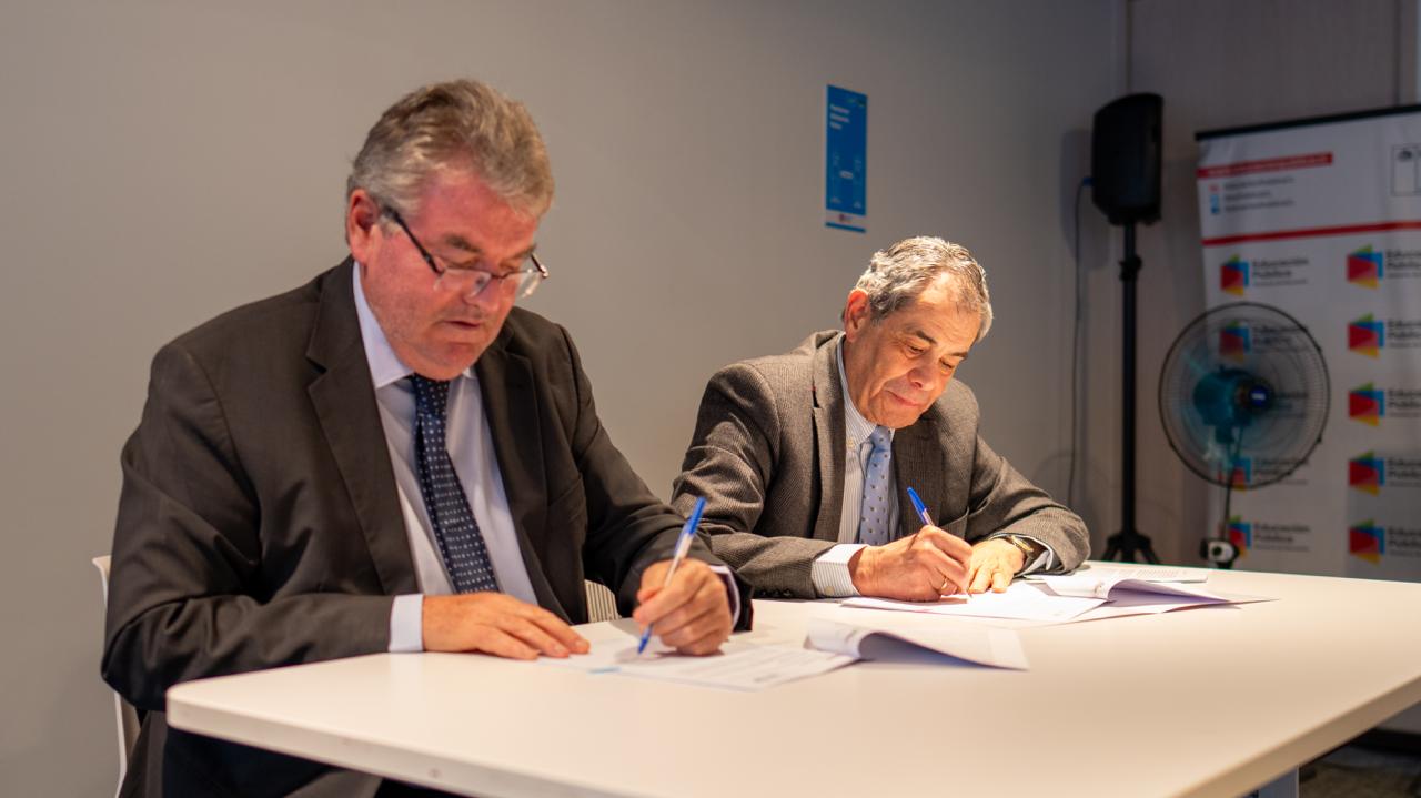 DEP y el Instituto Francés firman convenio para la enseñanza del francés en la Educación Pública del país