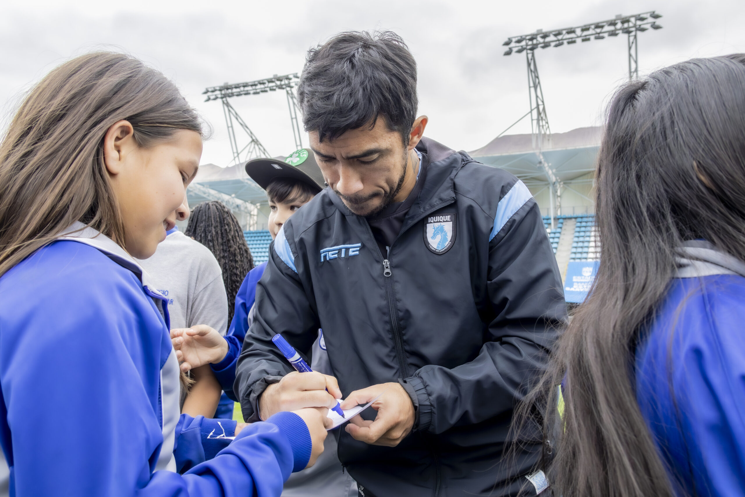 A clases con los Dragones Celestes: la Educación Pública premia la buena asistencia en Iquique