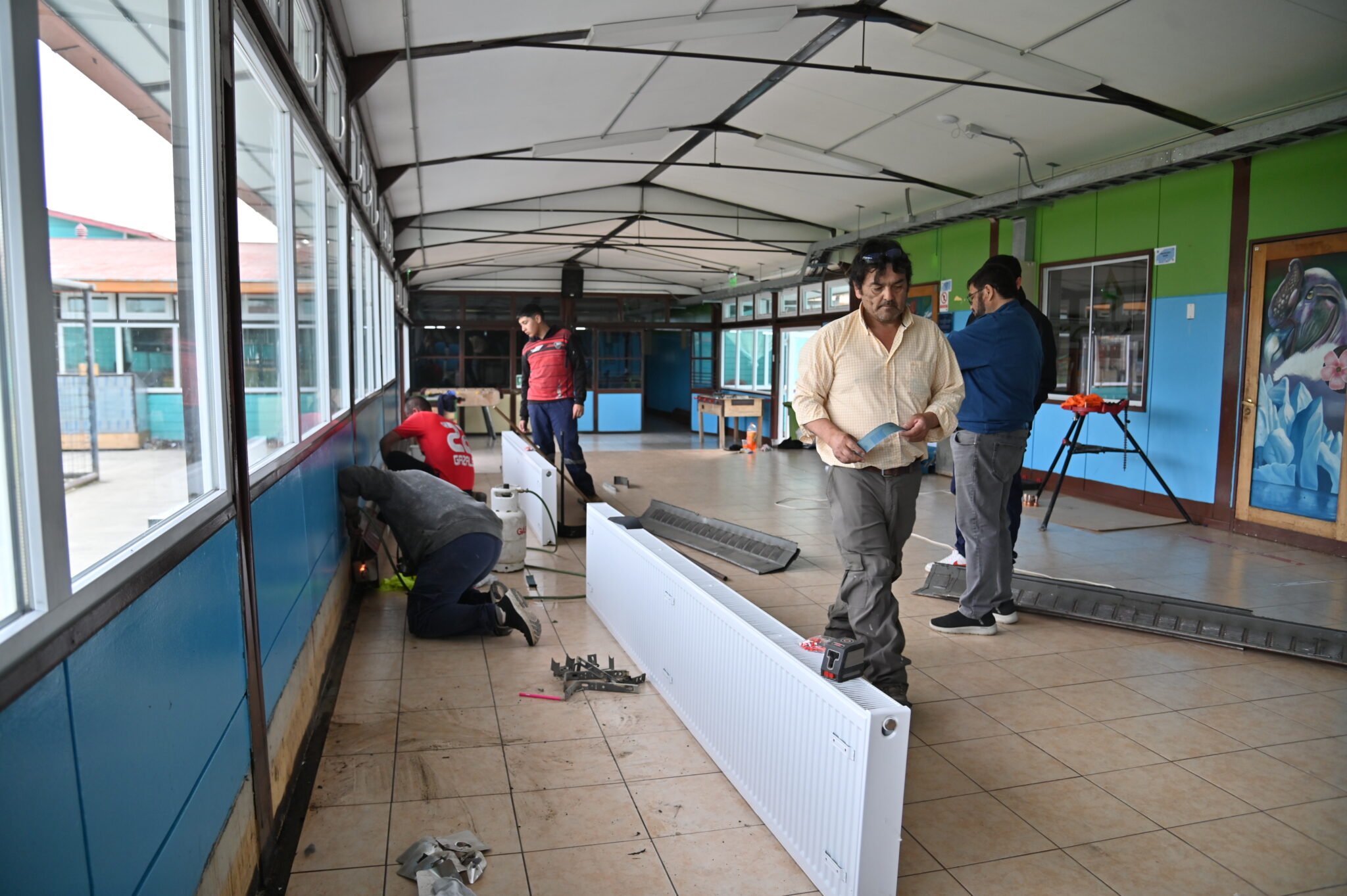 SLEP Magallanes: Inician trabajos para cambio de 90 radiadores en Escuela Coronel Santiago Bueras