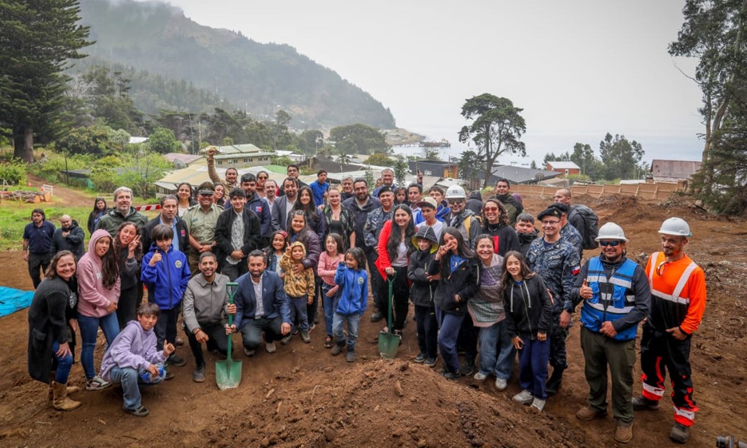 Ministro Cataldo encabeza instalación de primera piedra del Colegio Insular Robinson Crusoe de Juan Fernández