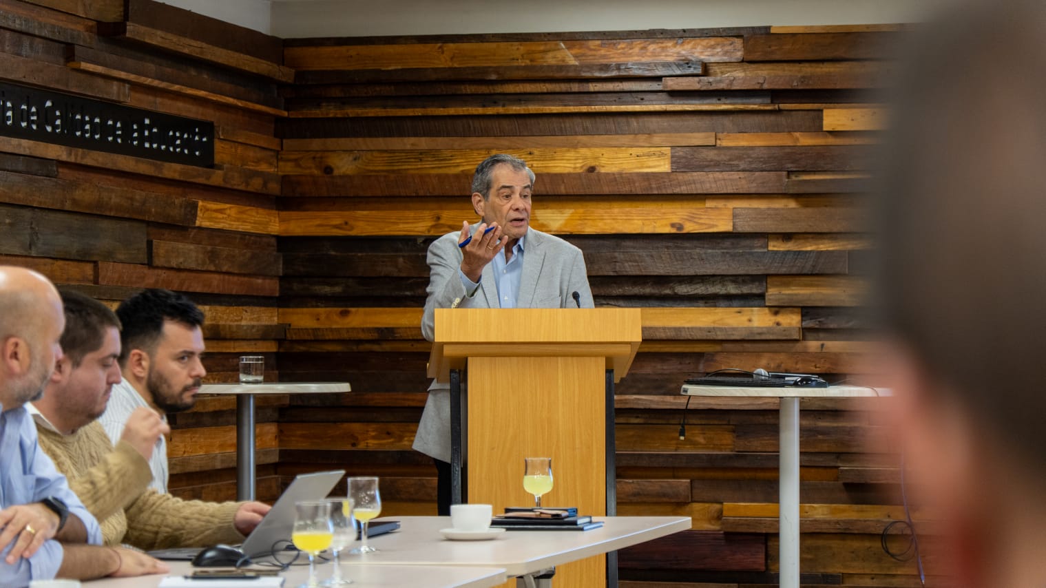 DEP organizó conversatorio con académicos y expertos en educación para profundizar en avances y desafíos del sistema