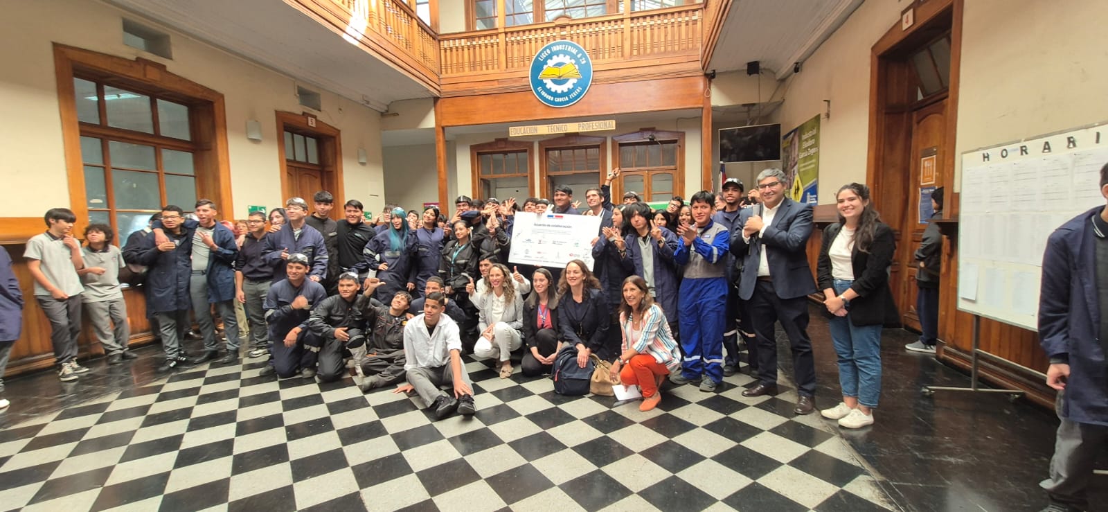 Director (s) de Educación Pública encabezó alianza que impulsa la práctica profesional y la continuidad de estudios en el Liceo Industrial A-20